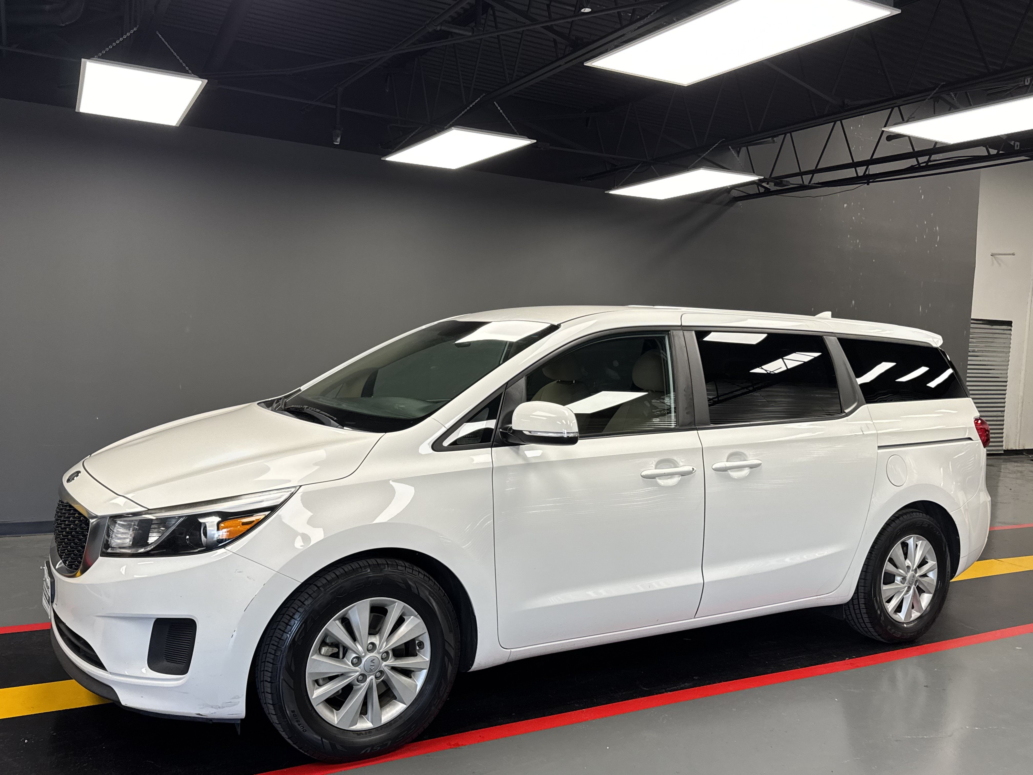Used 2017 Kia Sedona LX FWD image 2