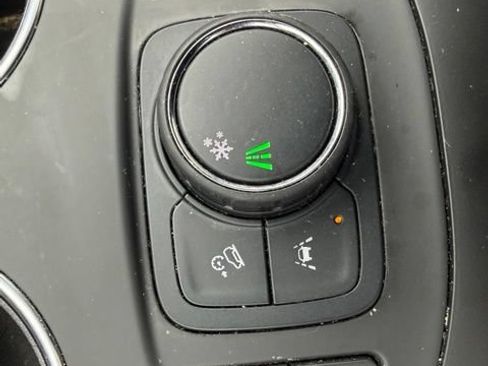 Used 2024 GMC Terrain SLE w/ Driver Convenience Package FWD image 8