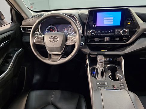 Used 2023 Toyota Highlander XLE image 9
