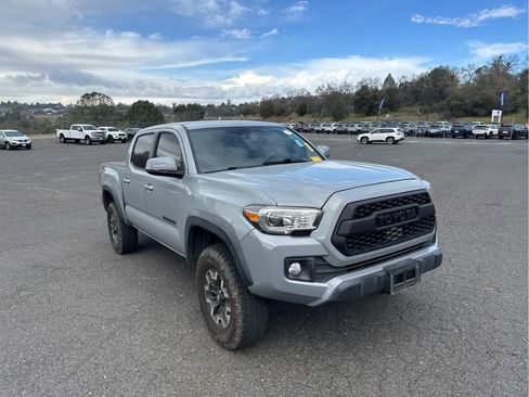 Used 2018 Toyota Tacoma TRD Off-Road w/ Technology Package image 3