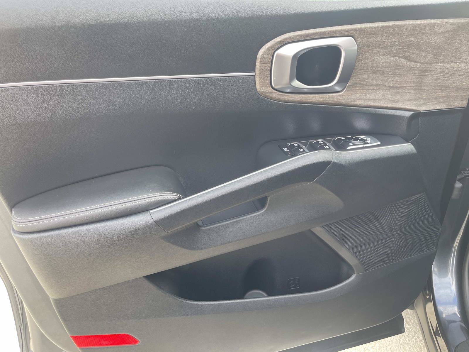 Used 2023 Kia Sorento EX w/ Panoramic Sunroof Package FWD image 18