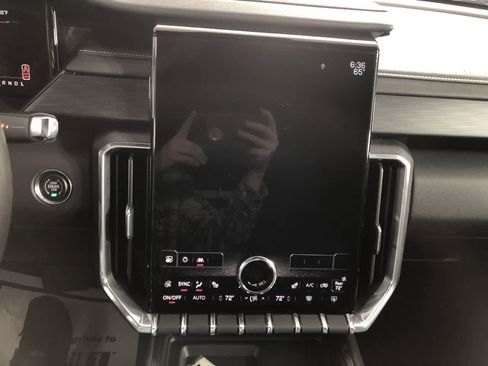 Used 2025 GMC Acadia Elevation image 16