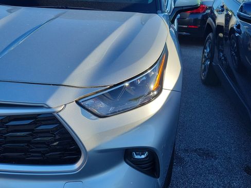 Used 2022 Toyota Highlander XLE image 3