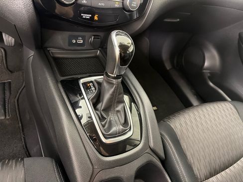 Used 2018 Nissan Rogue SV w/ Premium Package FWD image 14