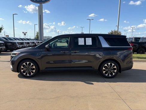 Used 2024 Kia Carnival EX FWD image 2