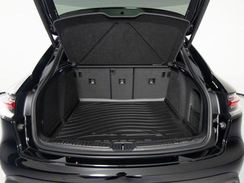 Certified 2025 Porsche Macan image 40