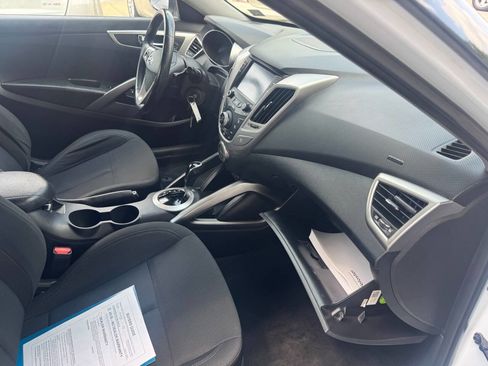 Used 2017 Hyundai Veloster FWD image 18
