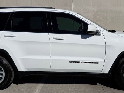 Used 2020 Jeep Grand Cherokee Laredo image 3