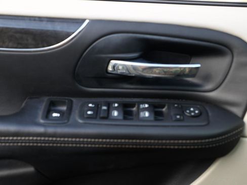 Used 2013 Chrysler Town & Country Touring FWD image 36