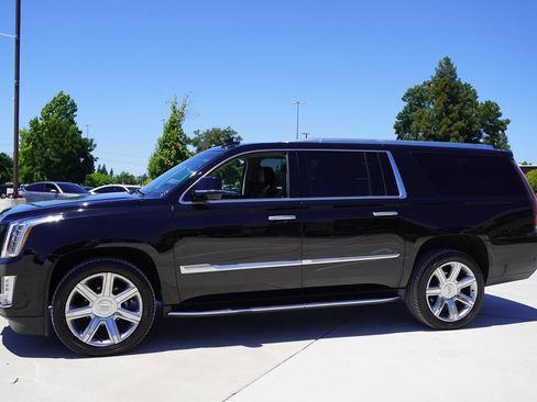 Used 2018 Cadillac Escalade ESV Premium Luxury AWD/4WD image 3