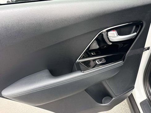 Used 2019 Kia Niro EX image 9