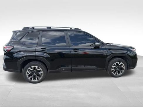 Used 2025 Subaru Forester Premium image 2