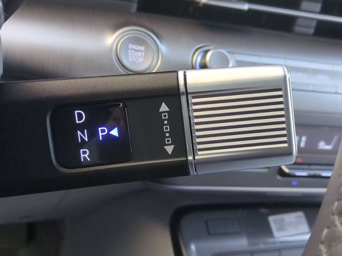 Used 2025 Hyundai Kona SEL FWD image 31