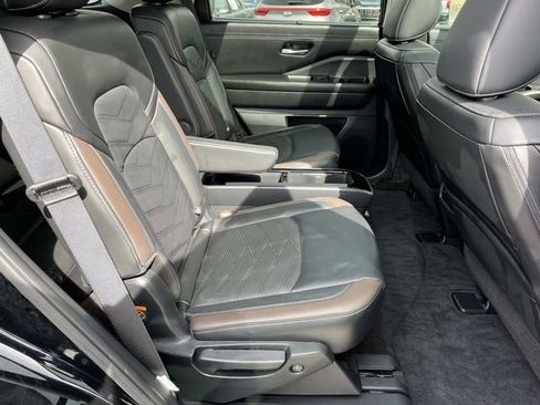 Used 2025 Nissan Pathfinder Platinum FWD image 25