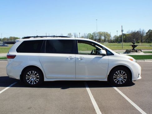 Used 2018 Toyota Sienna XLE Premium image 17