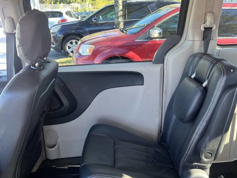 Used 2013 Chrysler Town & Country Touring image 20