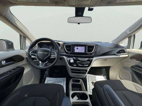 Used 2022 Chrysler Voyager LX FWD image 25