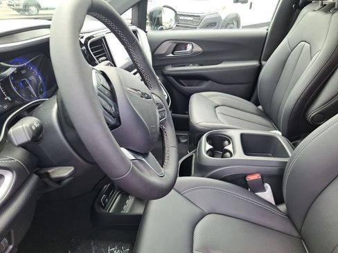 New 2025 Chrysler Pacifica Select image 19