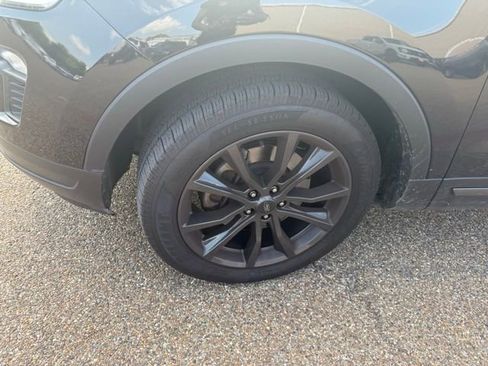 Used 2019 Ford Explorer XLT w/ Equipment Group 202A FWD image 4