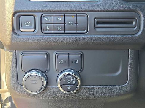 Used 2023 GMC Yukon SLT w/ SLT Premium Package image 28