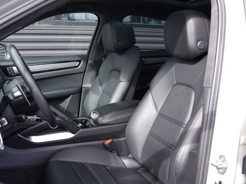 Used 2023 Porsche Cayenne Turbo image 5