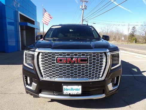 Certified 2022 GMC Yukon XL Denali w/ Denali Premium Package AWD/4WD image 8
