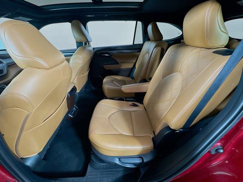 Certified 2020 Toyota Highlander Platinum AWD/4WD image 18