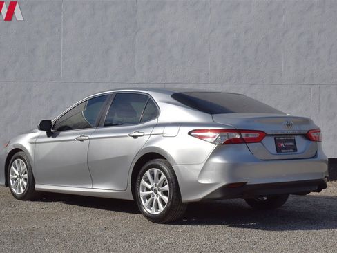 Used 2018 Toyota Camry LE image 2