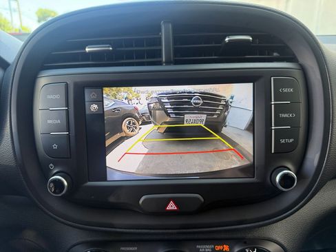 Used 2025 Kia Soul LX w/ LX Technology Package FWD image 21