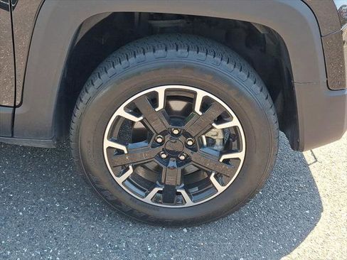 Certified 2023 Jeep Renegade Latitude AWD/4WD image 9