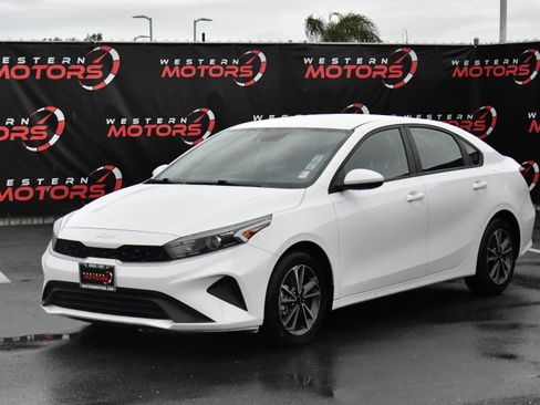 Used 2024 Kia Forte LXS image 3