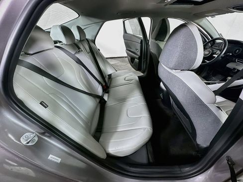 Used 2025 Hyundai Elantra Limited FWD image 11