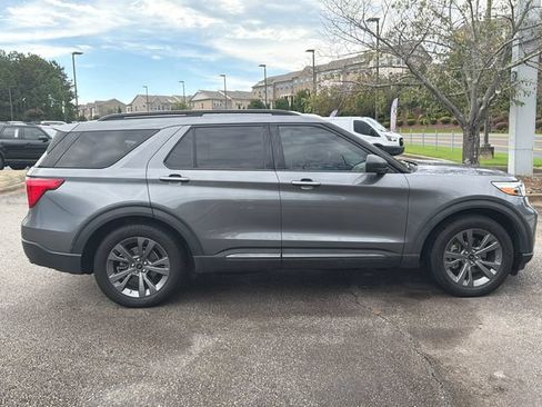 Used 2021 Ford Explorer XLT w/ Equipment Group 202A RWD image 9