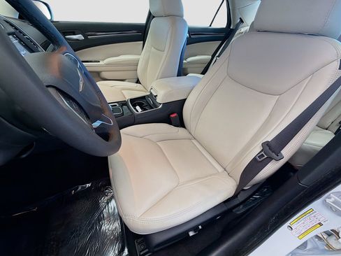 Used 2023 Chrysler 300 Touring L image 10