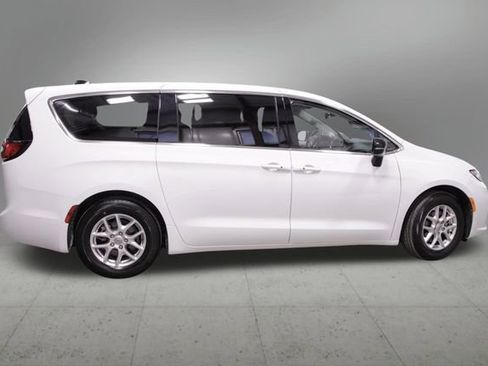 Used 2024 Chrysler Pacifica Touring-L image 6