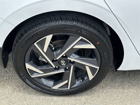 Used 2024 Hyundai Elantra SEL w/ Convenience Package image 19
