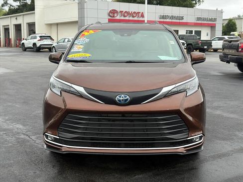 Used 2024 Toyota Sienna XLE FWD image 23