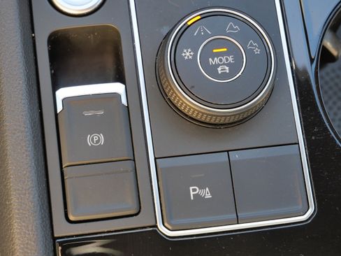 Certified 2022 Volkswagen Atlas Cross Sport SE image 28