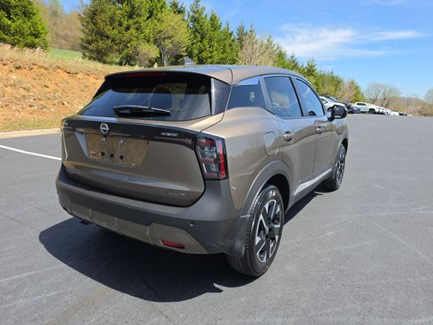 Used 2025 Nissan Kicks SV image 5