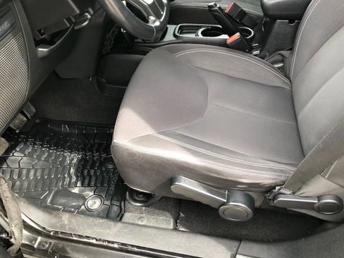 Used 2015 Jeep Wrangler Unlimited Rubicon w/ Connectivity Group image 12