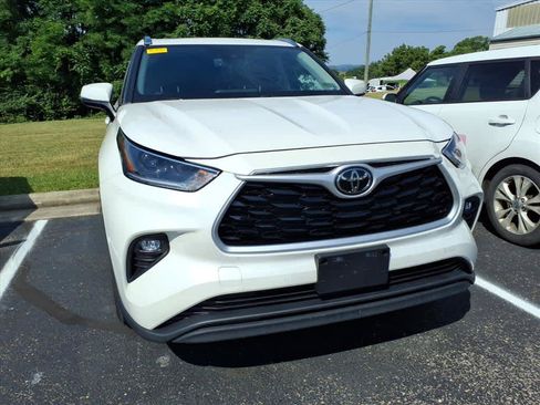 Used 2021 Toyota Highlander XLE AWD/4WD image 8
