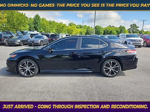 Used 2018 Toyota Camry SE w/ Convenience Package FWD image 4