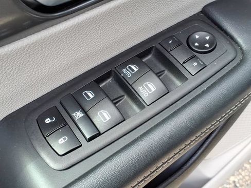 Used 2024 Chrysler Pacifica Limited FWD image 21