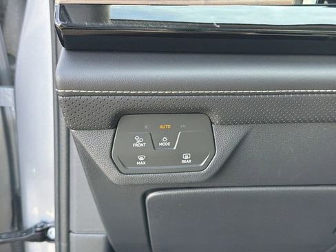 Used 2024 Volkswagen Atlas SE AWD/4WD image 16