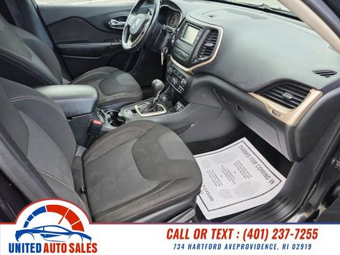 Used 2015 Jeep Cherokee Latitude w/ Cold Weather Group AWD/4WD image 12