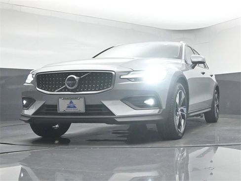 Used 2024 Volvo V60 B5 Cross Country Plus image 37