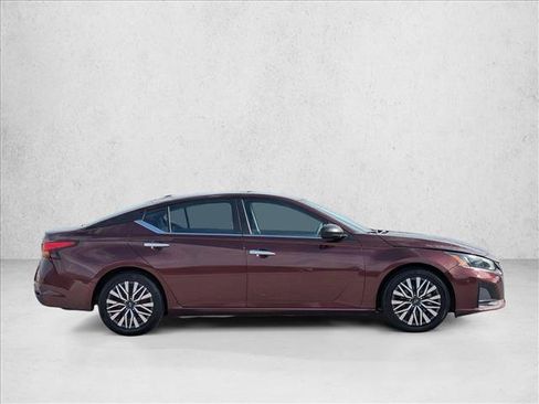Used 2024 Nissan Altima 2.5 SV FWD image 4