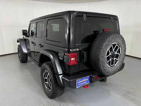 Used 2025 Jeep Wrangler Unlimited Rubicon AWD/4WD image 6