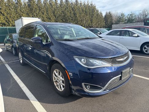 Used 2020 Chrysler Pacifica Touring-L image 3