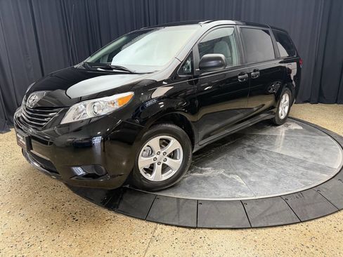 Used 2011 Toyota Sienna image 2